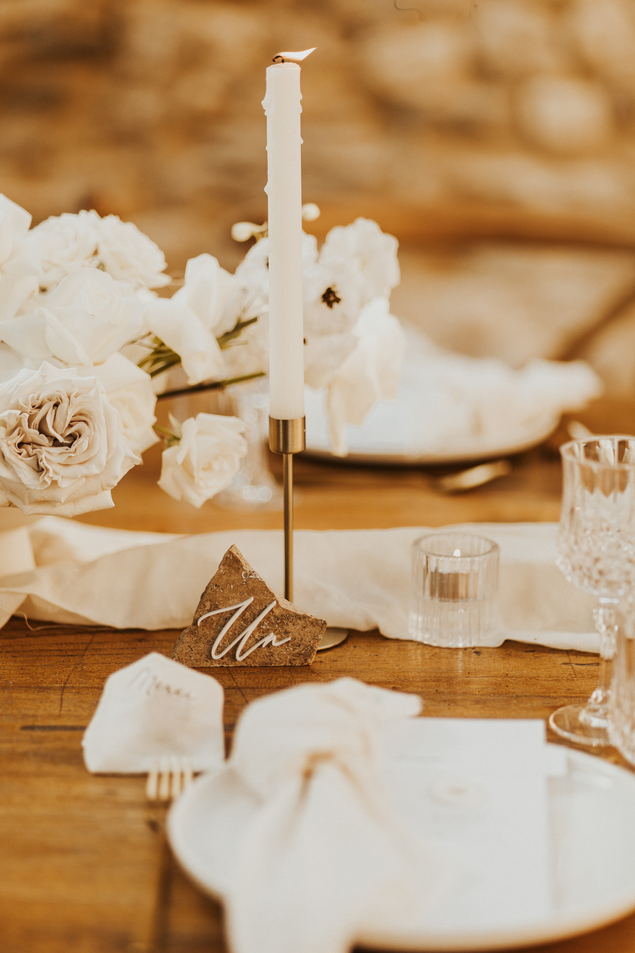 centre de table numero de table travertindecoration mariage elegant petit roulet en provence